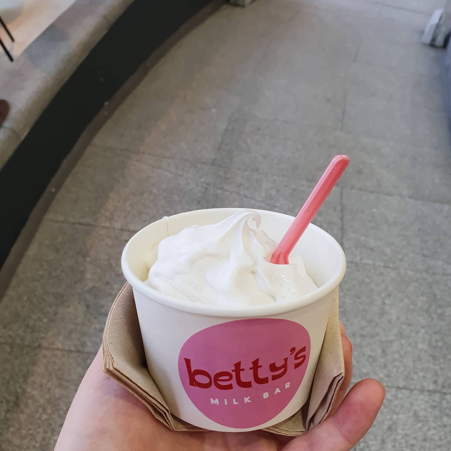 Vegan soft serve at @bettysmilkbar on Liffey Street in Dublin. Got it without toppings to get that hit of nostalgia but there are plenty to choose from! €3 for this #veganireland #dublinvegan #veganicecream